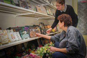 fleurs dans un vase dans un cimetiere