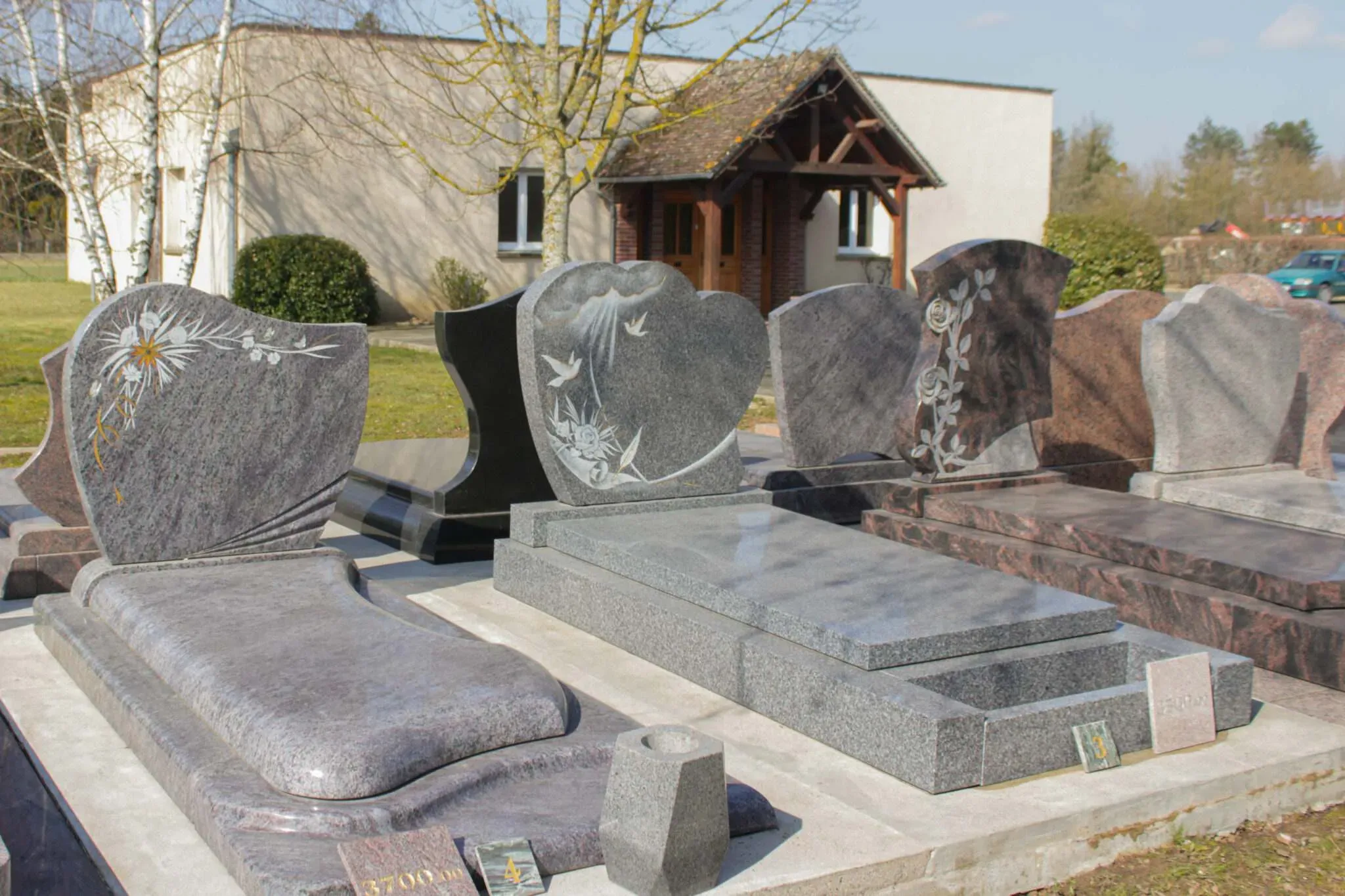 Différents modèles de sépultures et stèles funéraires gravées en granit.