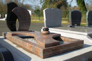 Monuments funéraires et stèles en granit exposés en extérieur pour marbrerie.